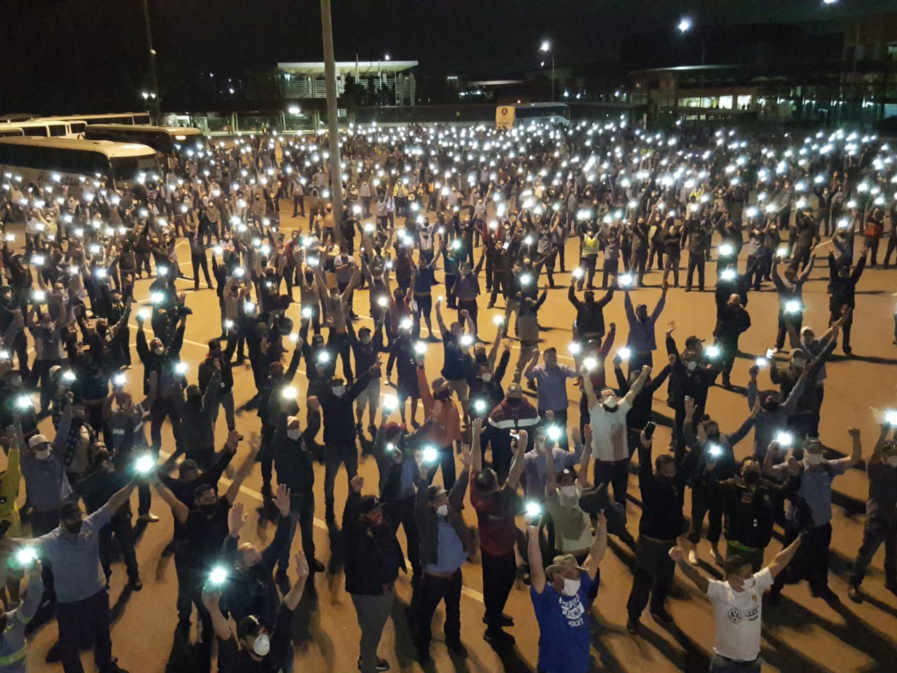 Renault: Metalúrgicos iniciam greve por tempo indeterminado após empresa efetuar mais de 700 demissões