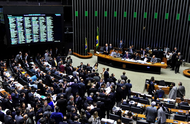 Câmara rejeita distritão e financiamento empresarial de campanhas