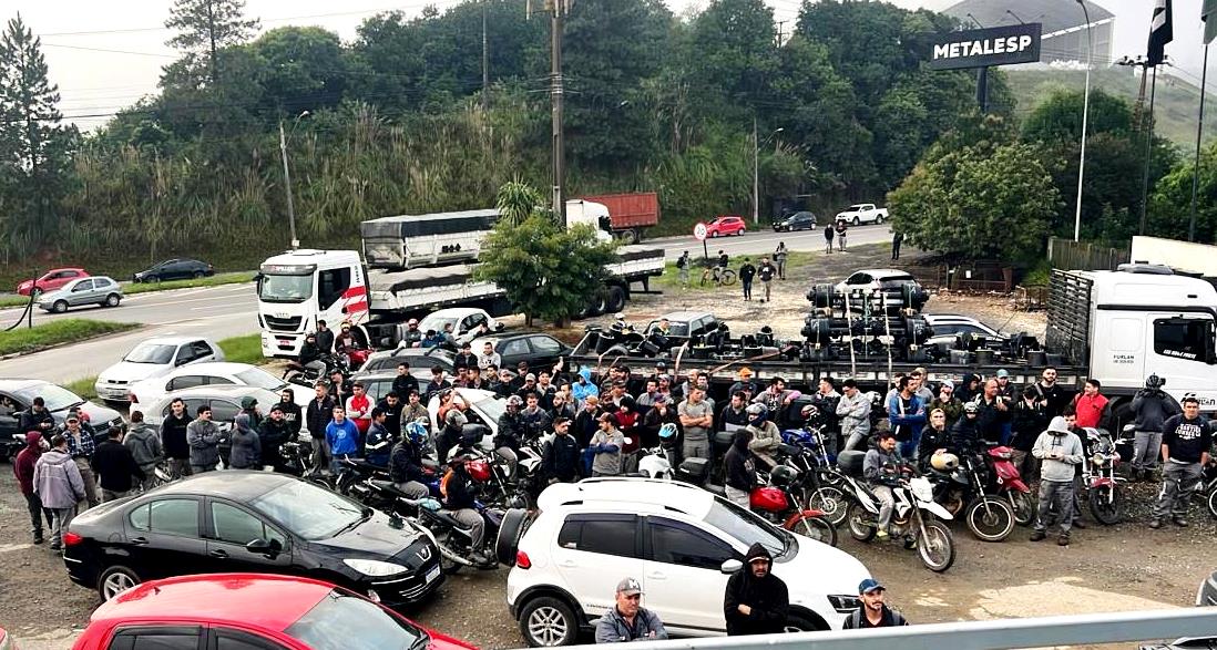 Indignados, trabalhadores da Metalesp cruzam os braços por melhores condições de trabalho e salários