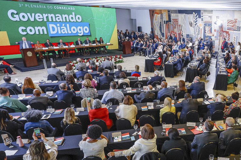 LULA SANCIONA PROGRAMA MOVER PARA A INDÚSTRIA AUTOMOBILÍSTICA 