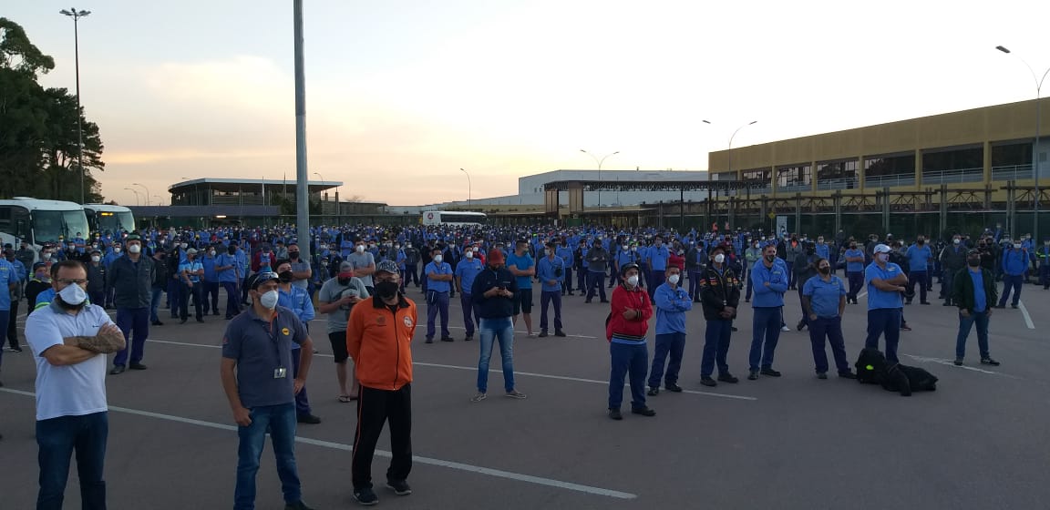 Greve dos metalúrgicos da Renault ganha apoio nacional e internacional