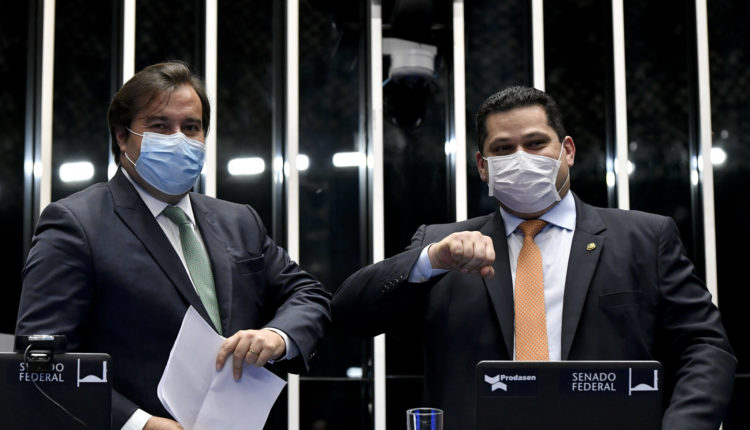 Centrão e oposição assinam manifesto contra reeleição de Maia e Davi