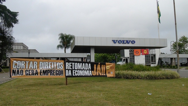 Ônibus chegam vazios na Volvo e trabalhadores entram no 4º dia de protesto por INPC