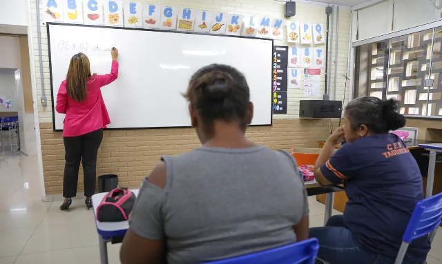 Alfabetização de adultos pode aumentar renda em até 16%, aponta estudo