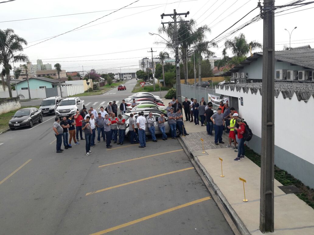 PLR: Metalúrgicos da Komatsu entram no 3º dia de greve