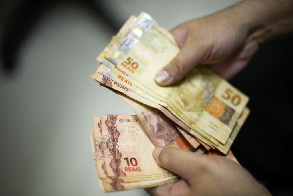 Salário mínimo deve ser de R$ 1.040 em 2020, prevê CMO