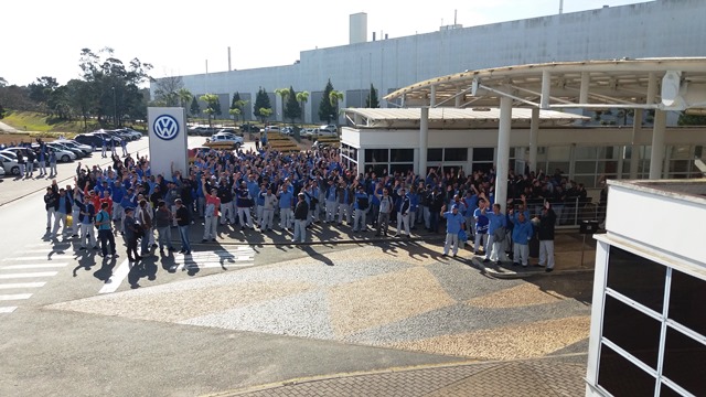 Volkswagen: Em porta de fábrica, metalúrgicos aprovam encaminhamentos
