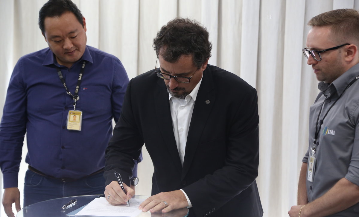 Nissan faz acordo para desenvolver tecnologia de recarga no Paraná