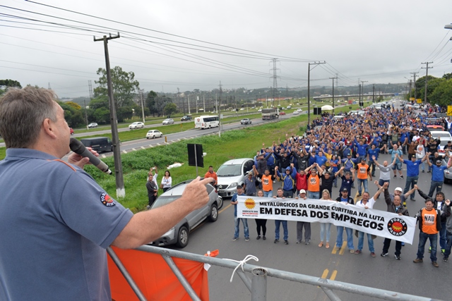 METALÚRGICOS DA CNH PARALISAM CONTRA DEMISSÕES ARBITRÁRIAS E DÃO PRAZO DE 48 HORAS PARA GREVE