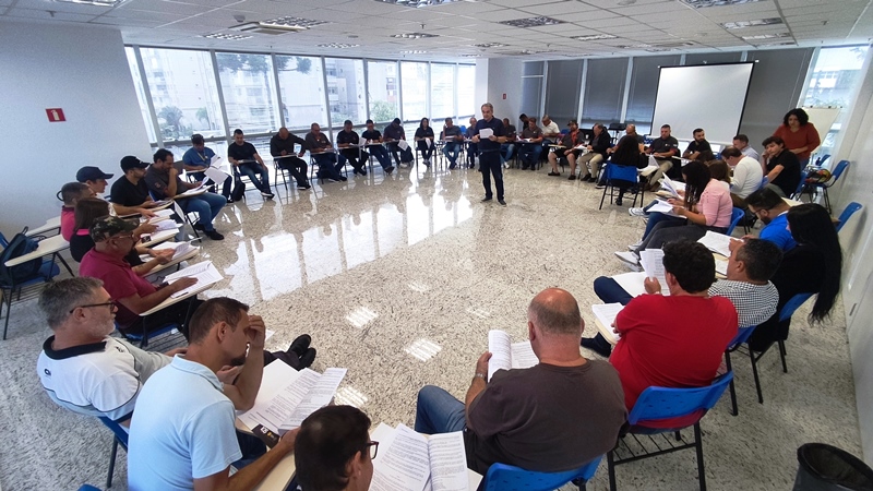 Reunião de qualificação debate plano de trabalho no chão de fábrica