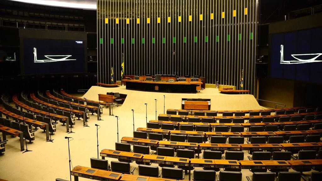 Já é carnaval na Câmara: deputados madrugam para registrar presença e viajar