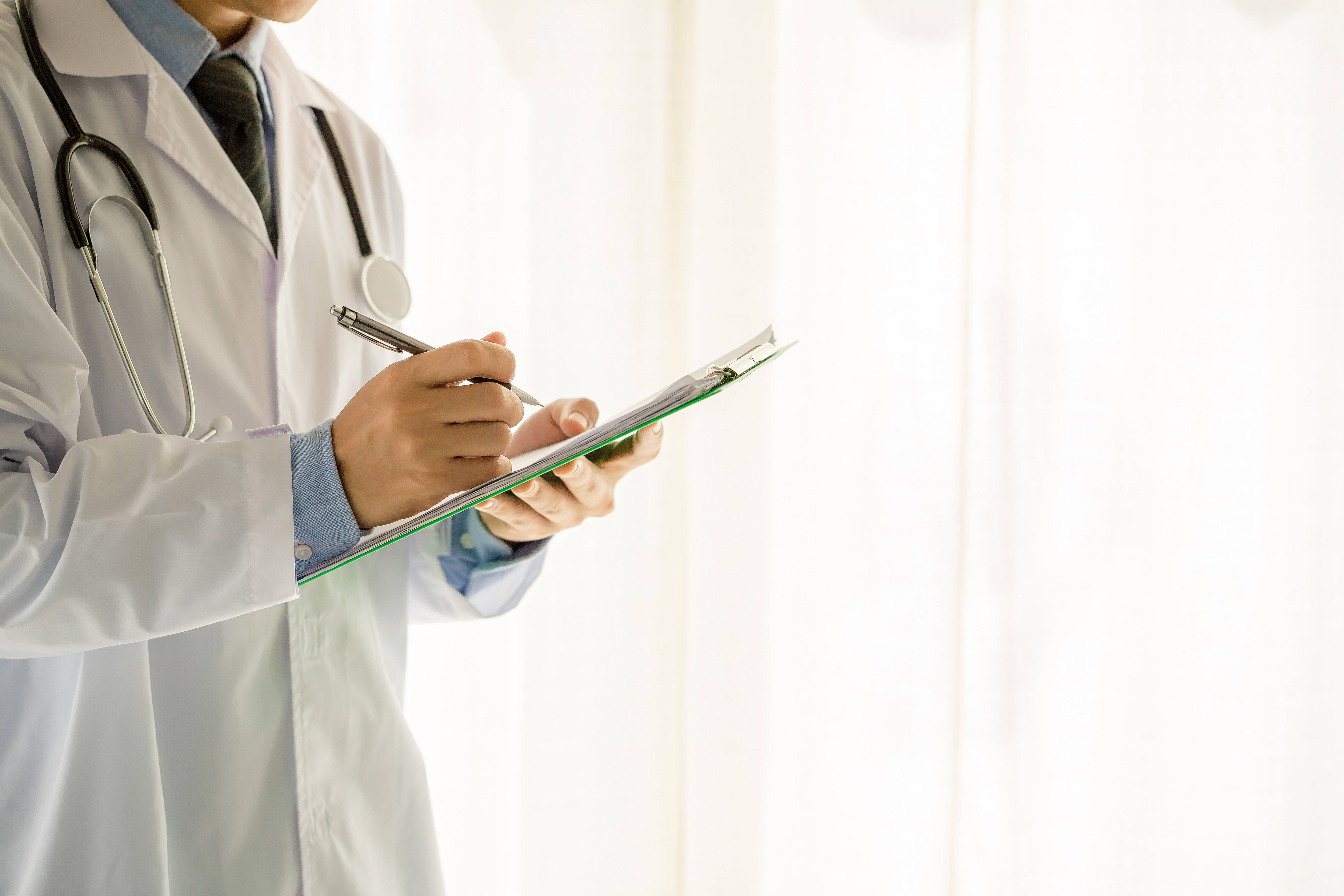 Empresa de telemarketing é condenada por punir operadora que apresentou atestado médico