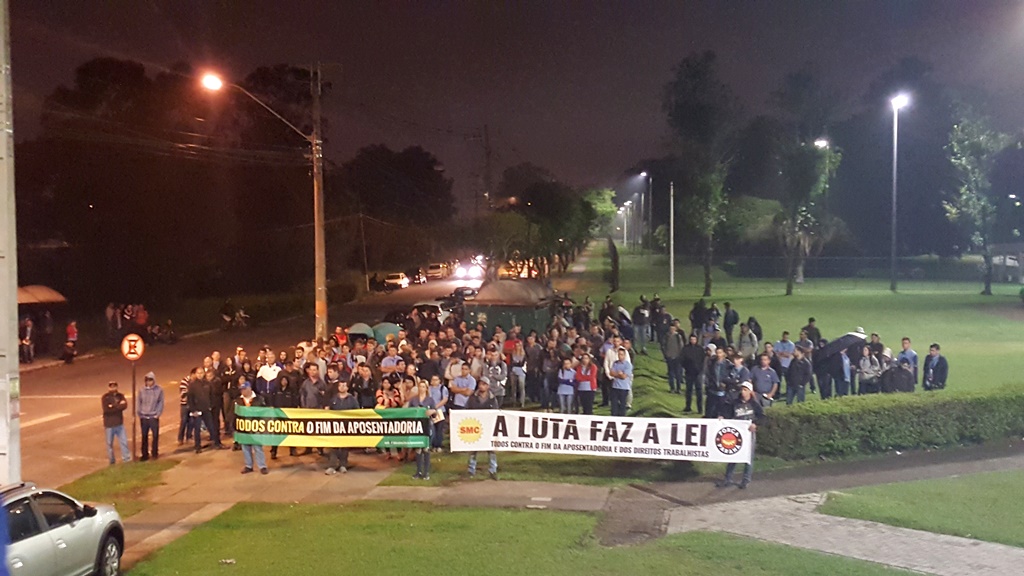 Milhares de metalúrgicos da Grande Curitiba protestam contra o fim da Aposentadoria e contra o corte de direitos