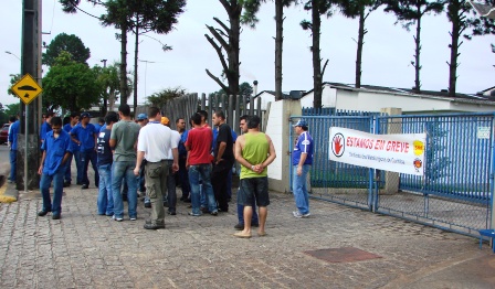 Sem proposta, trabalhadores da Maringá Soldas entram no terceiro dia de greve