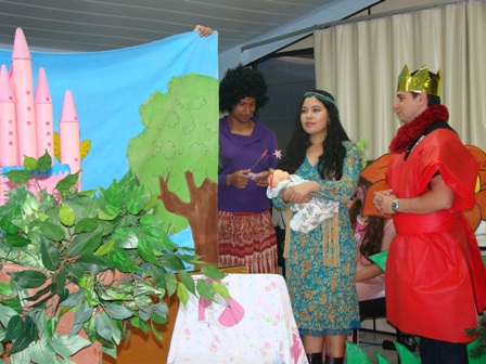 Alunos do curso de inglês do SMC montam peça de teatro