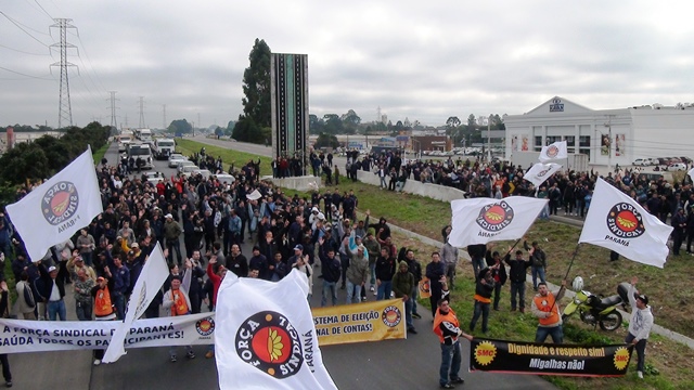 Metalúrgicos da Força paralisam atividades e fecham rodovias de Curitiba em protestos nesta quinta