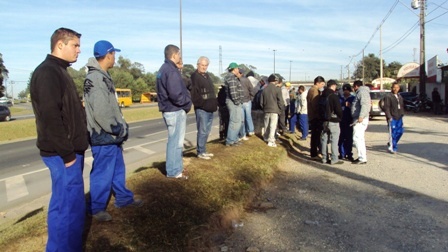 Metalúrgicos da Perfecta continuam mobilizados pela PLR 2011. Greve entra no 12º dia