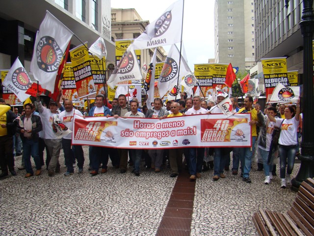 Marcha pela jornada de 40 horas reúne 1,5 mil trabalhadores em Curitiba