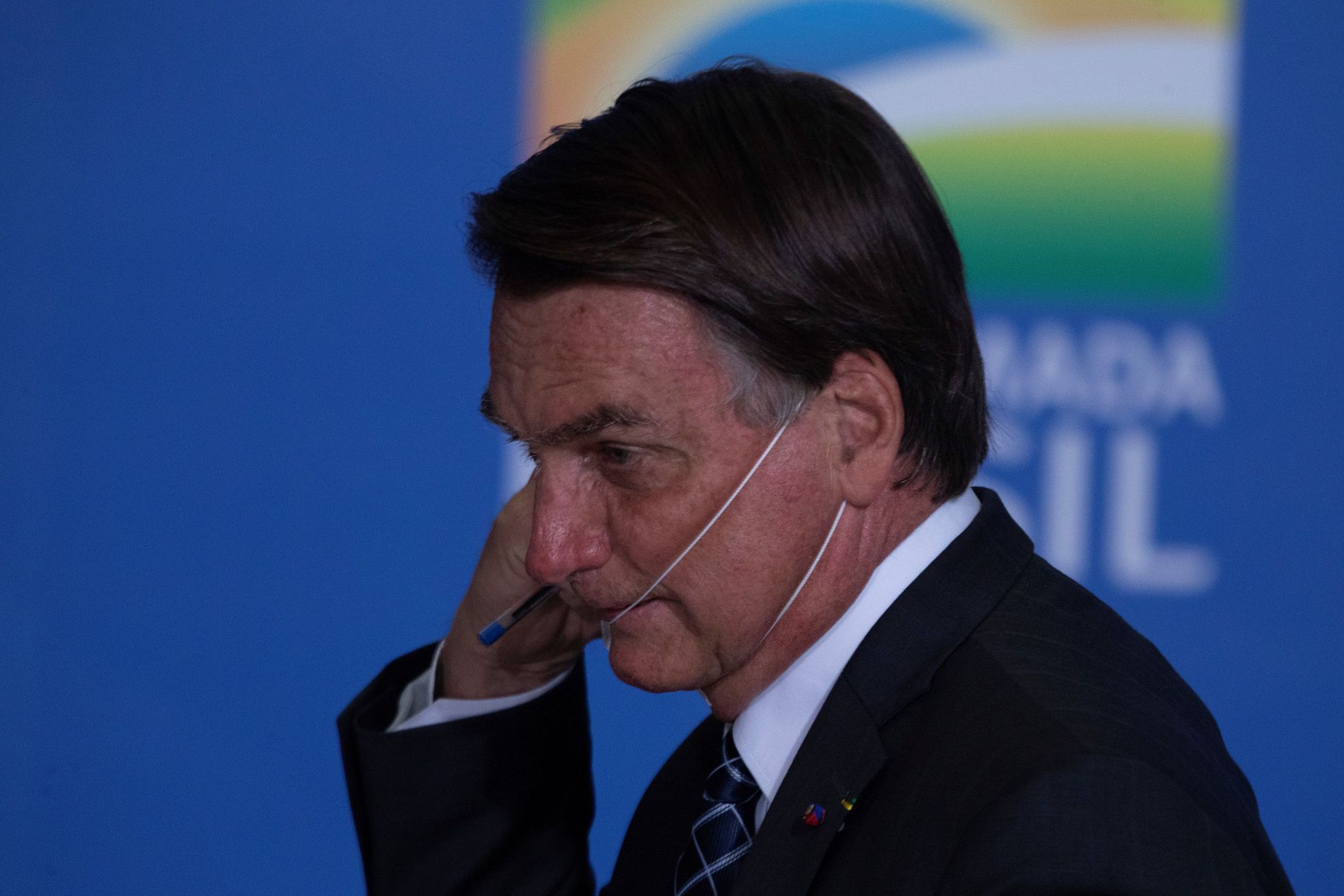 Compra de vacina Covaxin arrasta Bolsonaro para sombra da corrupção