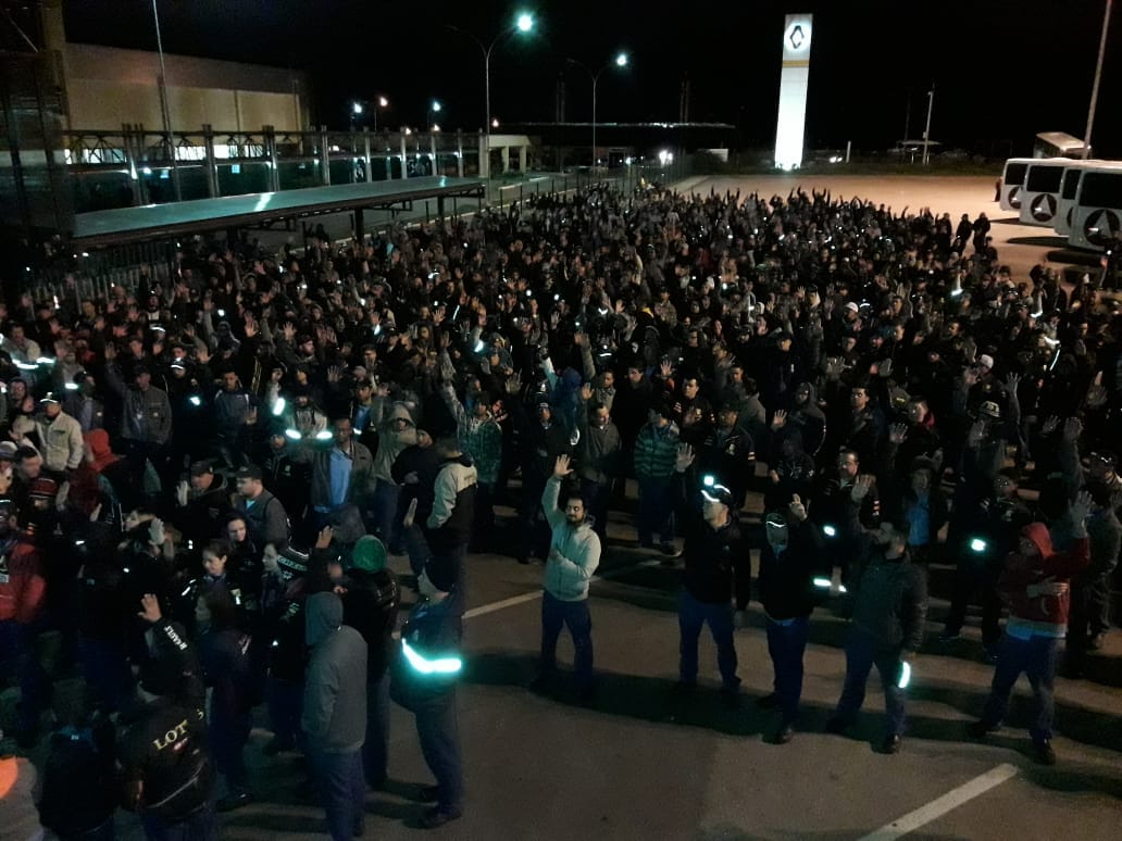 Produção suspensa: Metalúrgicos do 3º turno da Renault também aprovam encaminhamento