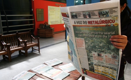 Nova edição do jornal A Voz do Metalúrgico disponível na sede central do SMC