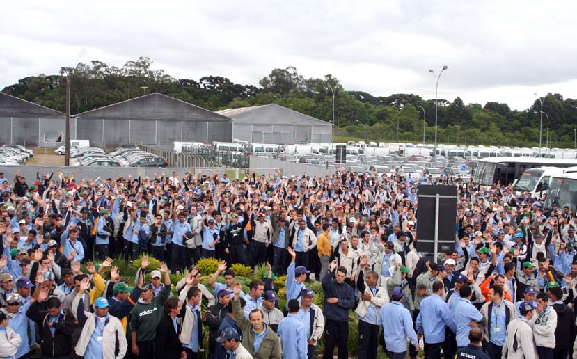Metalúrgicos da Renault aprovam medida que evitará demissões