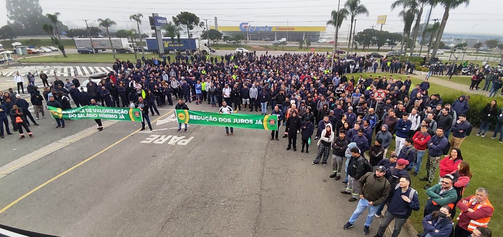 METALÚRGICOS DAS MONTADORAS DA GRANDE CURITIBA INTENSIFICAM LUTA NACIONAL  PELA REDUÇÃO DOS JUROS E POR MAIS EMPREGO