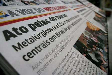 Edição 805 do jornal A Voz do Metalúrgico disponível na sede central do SMC