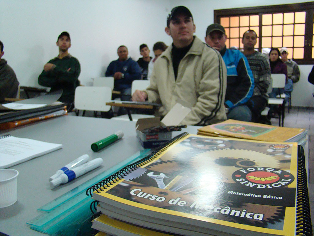 SMC está com inscrições abertas para os cursos de Inglês, Programador de CNC e Mecânica básica