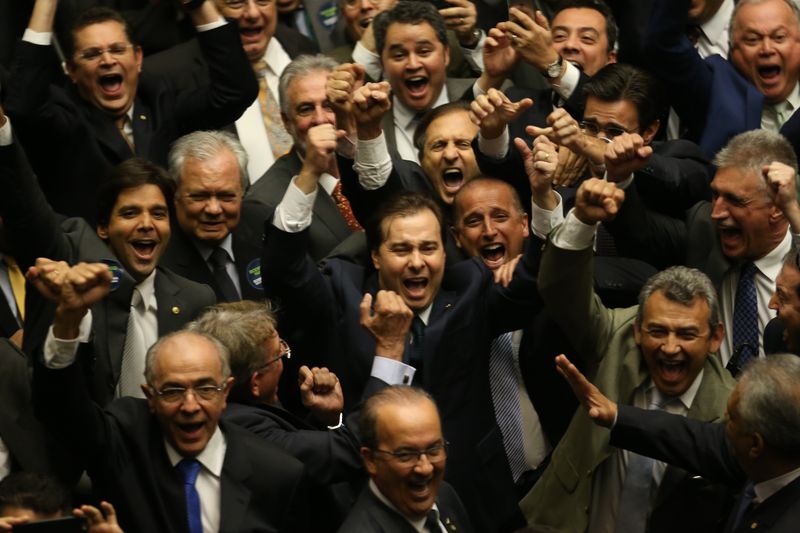 Projeto quer liberar dinheiro público para partidos pagarem multas