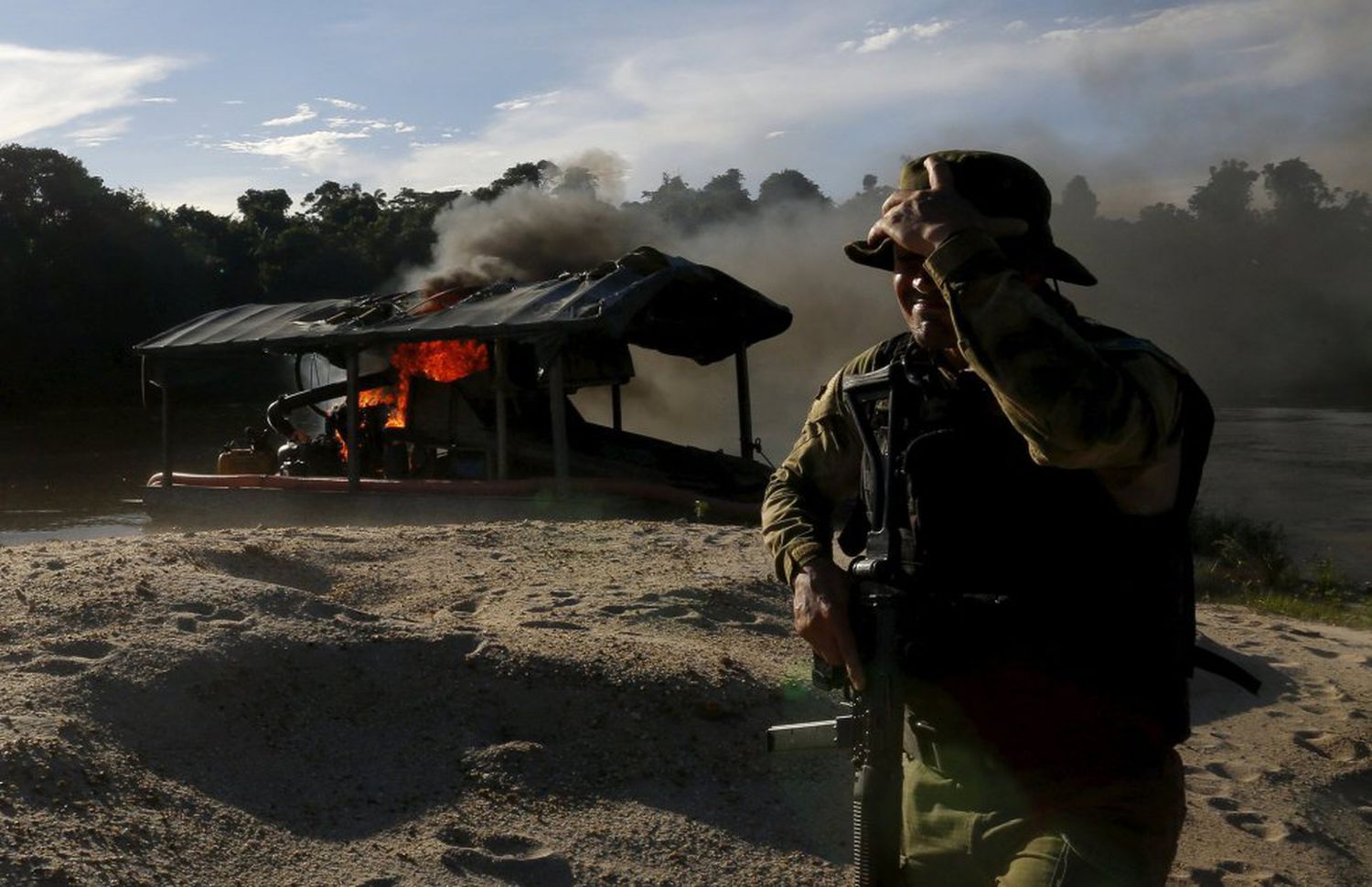 Em meio à pandemia, Bolsonaro acelera medidas para beneficiar desmatador, armamentista e evangélicos