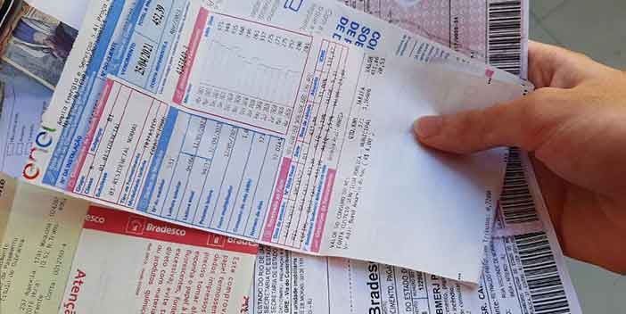 72,4% dos brasileiros vivem em famílias com dificuldades para pagar as contas