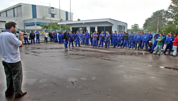 Metalúrgicos da Brandl fazem protesto contra acidentes de trabalho