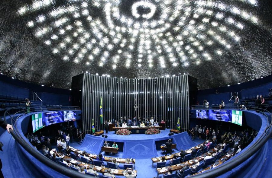 Senado aprova multa a empresa que não pagar salário igual a homem e mulher