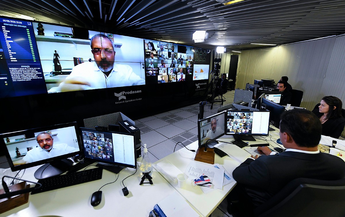 Senado aprova ajuda a estados. Professor fica fora de congelamento de salário