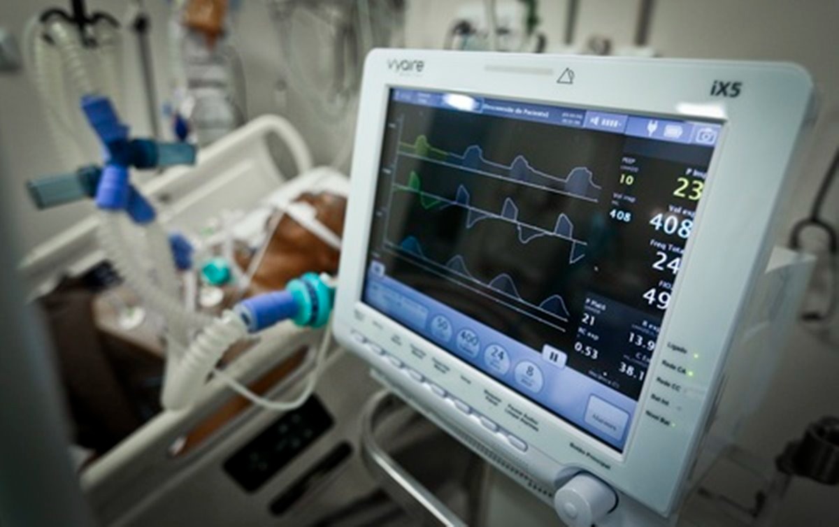 Ômicron fará Brasil ter até 1,2 mil mortos por dia pela covid em fevereiro