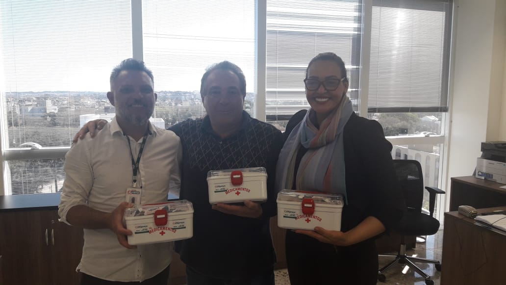 Conveniada do SMCCard doa kit de primeiros socorros para o Sindicato