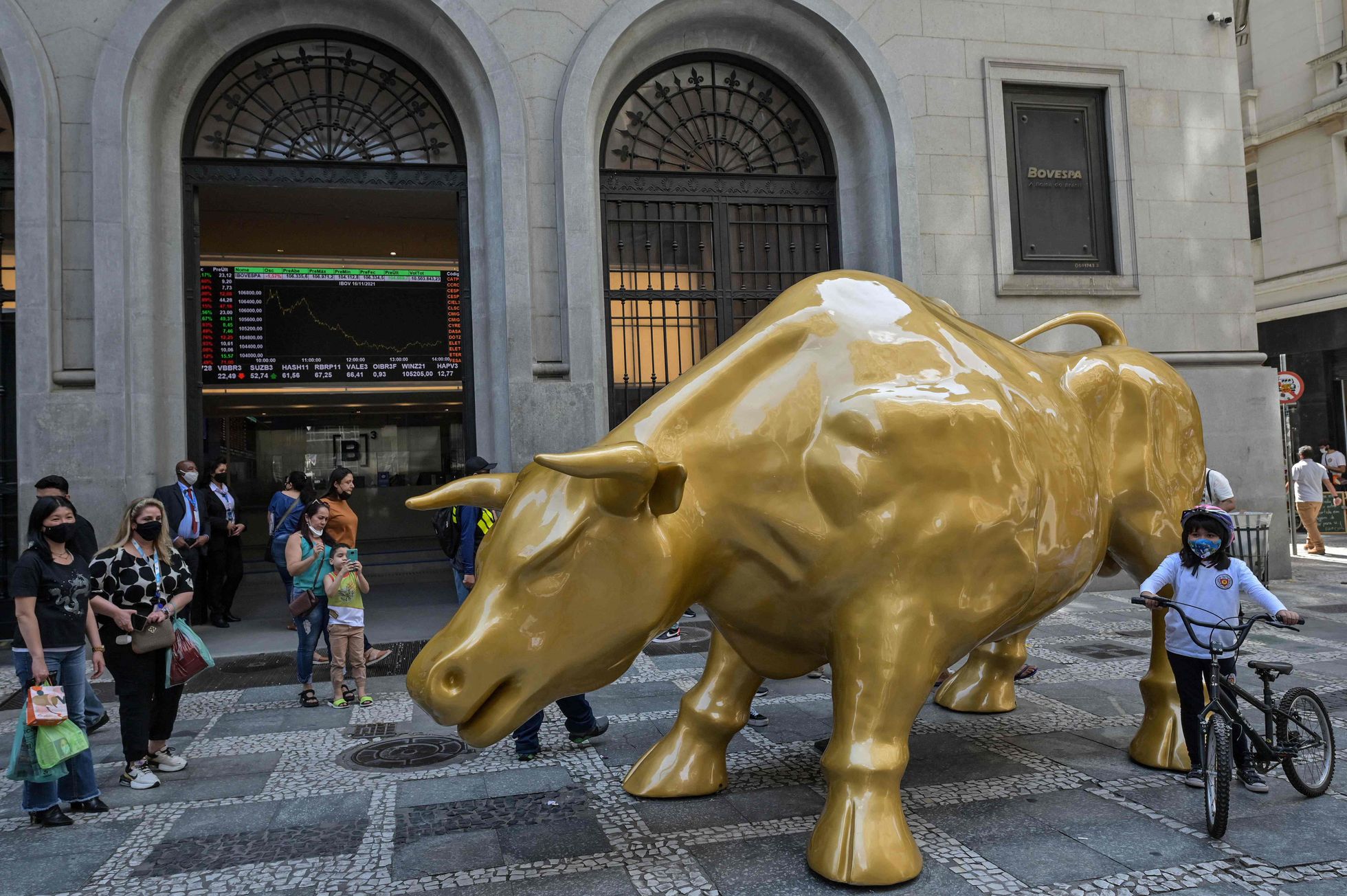 Touro de mais, bolsa de menos: mercado cai 12,9% no Brasil neste ano, descolado do resto do mundo