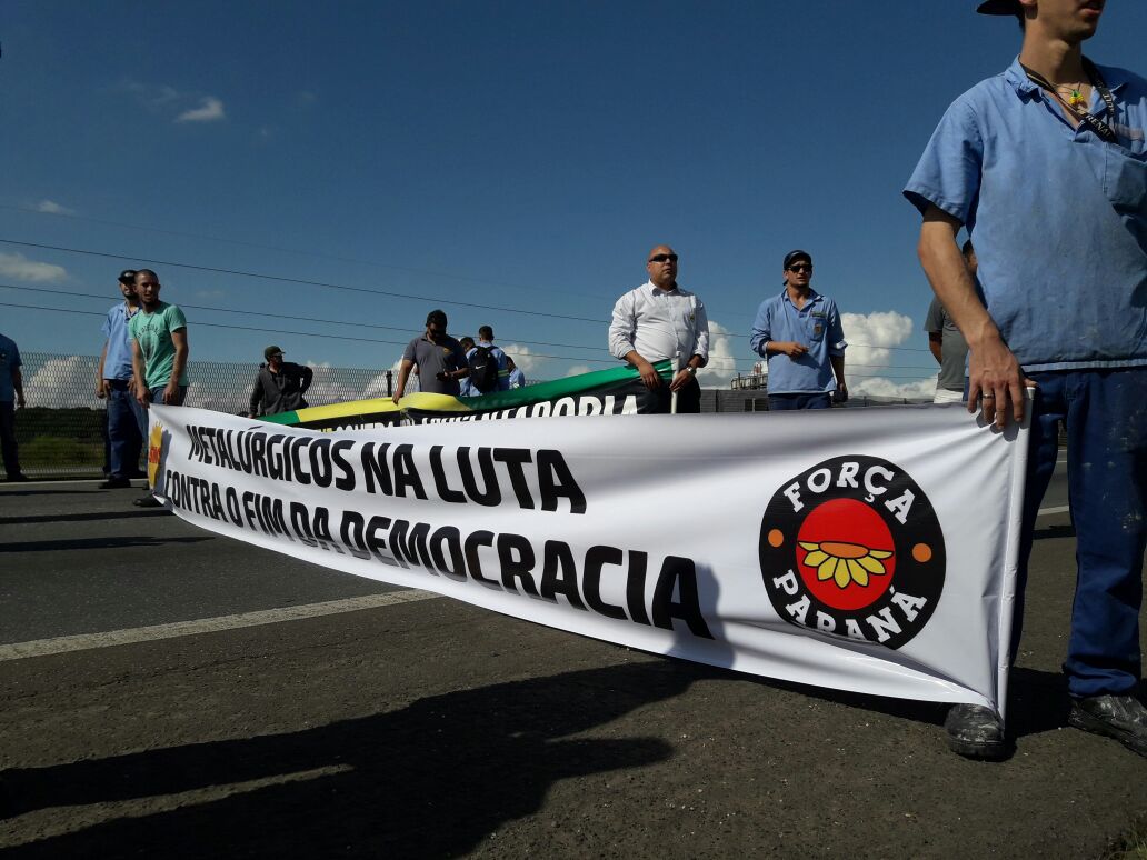 METALÚRGICOS DA GRANDE CURITIBA PROTESTAM EM REPÚDIO À PRISÃO INJUSTA DE LULA