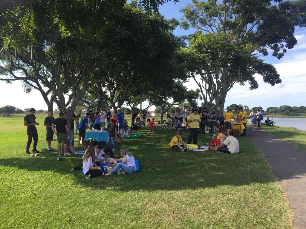 Picnic Day! Alunos de inglês do SMC participam de aula prática no Parque Náutico