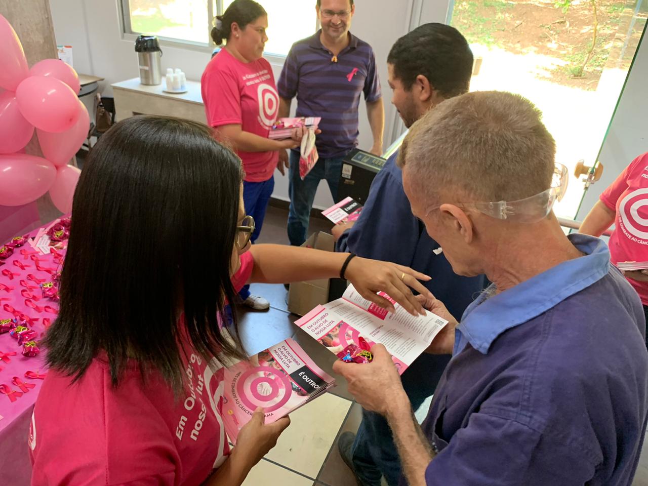 Outubro Rosa: Trabalhadores da WHB recebem campanha do SMC