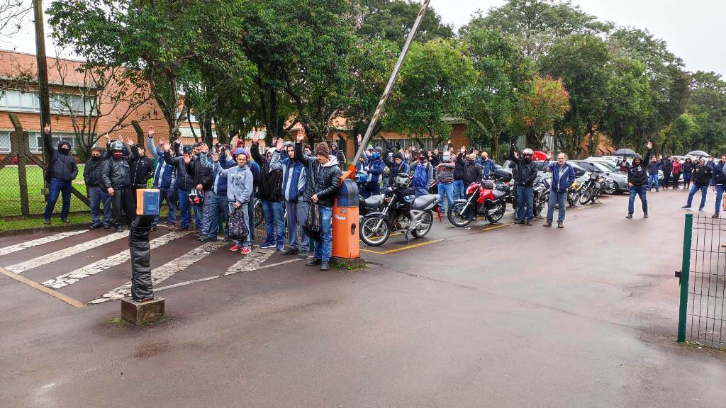 Trützschler: Metalúrgicos protestam pelo acordo salarial e dão prazo para empresa negociar com SMC