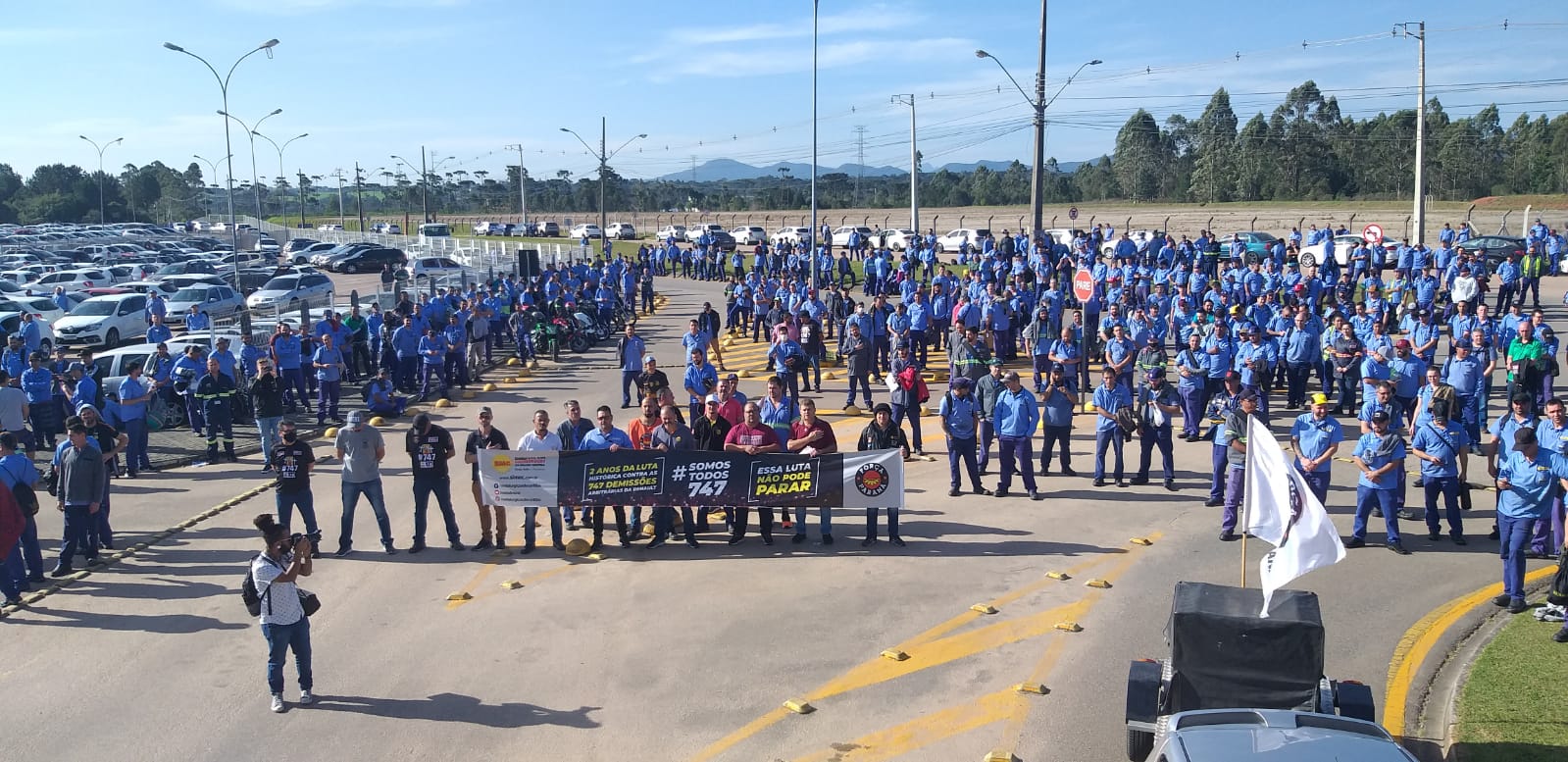 Na porta de fábrica, metalúrgicos da Renault relembram “luta dos 747” e reforçam luta contra demissões