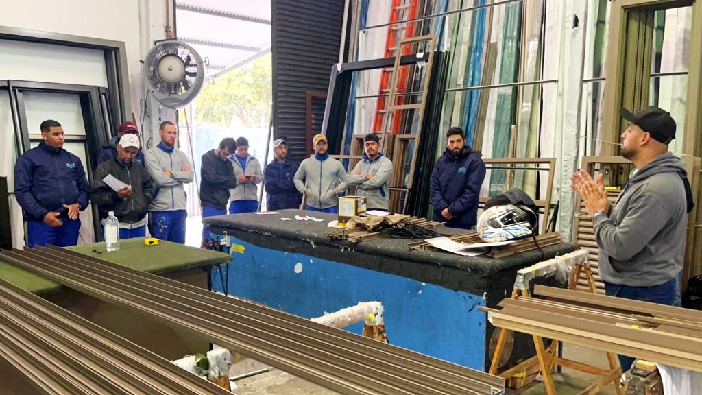 Metalúrgicos da Alucom/Aludem aprovam proposta com aumento real nos salários e implantação de PLR