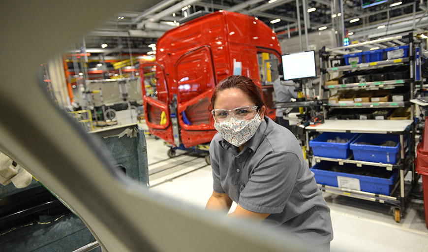 Volvo contrata 400 em Curitiba e tenta contornar falta de insumos