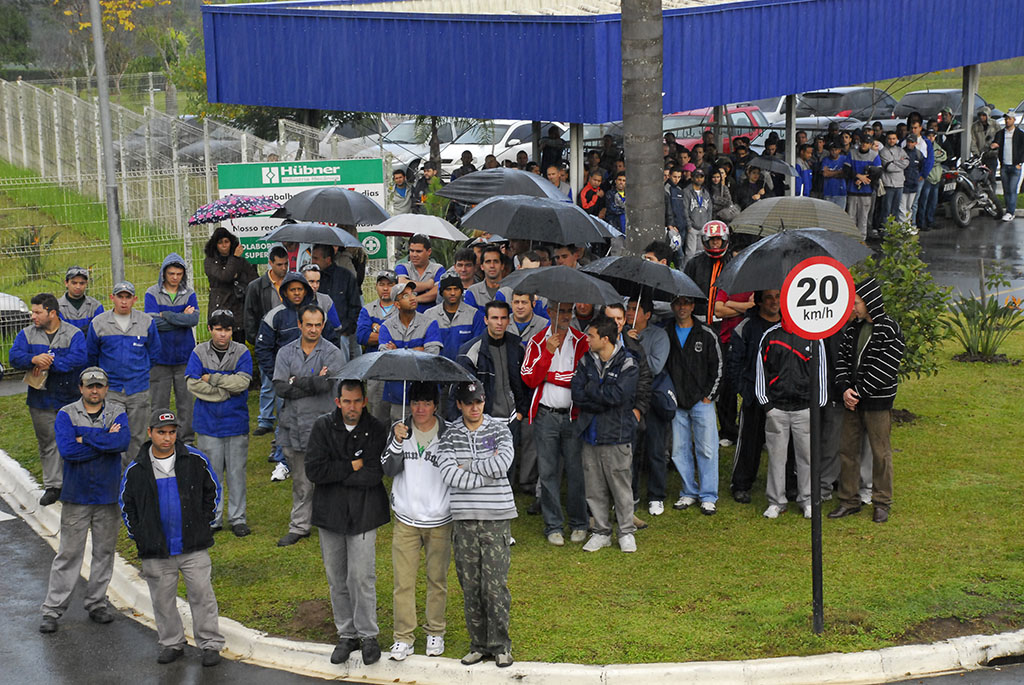 Hübner: Mobilizados pela PLR, metalúrgicos deflagram greve por tempo indeterminado