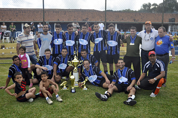 Futebol: Schwarz I levanta a taça do campeonato de Pinhais