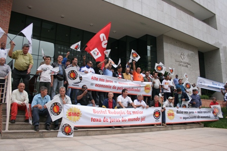 Força e outras centrais protestam contra juros altos em frente ao Banco Central