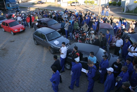Metalúrgicos protestam contra condições de trabalho precárias na Aethra