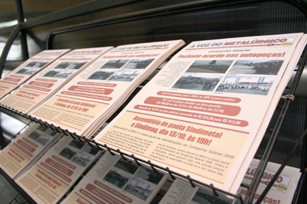 Edição especial do jornal A Voz do Metalúrgico disponível na sede do SMC